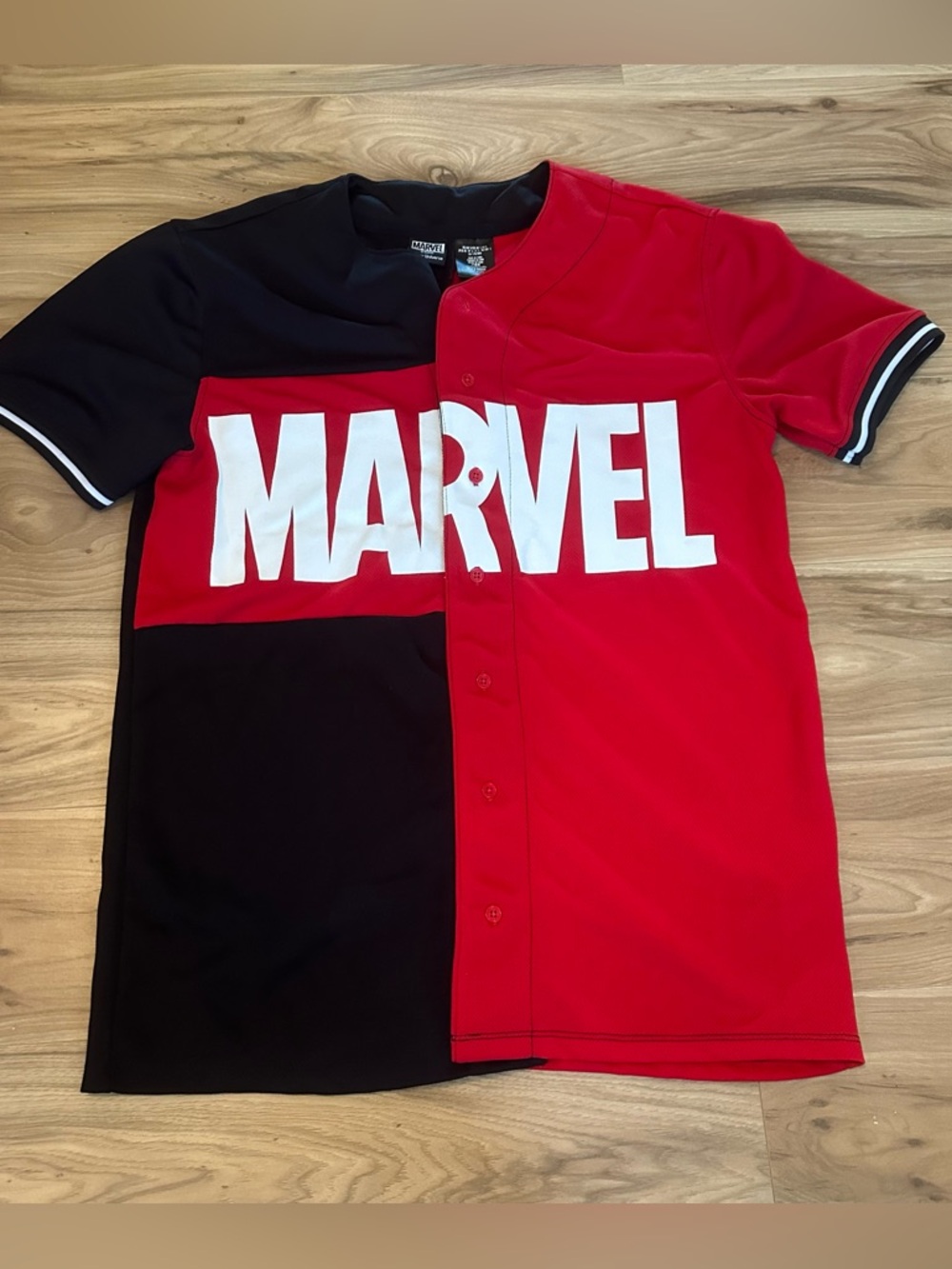 Marvel men’s Split-Panel Baseball Tee in Red and Black